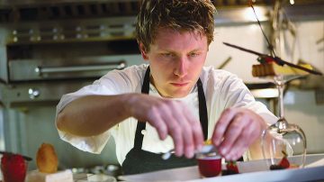 Chef preparando comida sem insetos