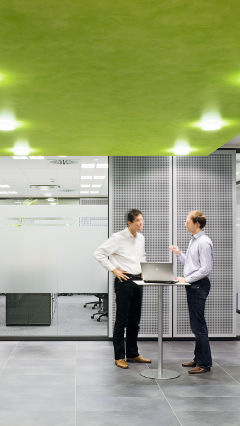 Pontos de encontro nos escritórios da Audi, Alemanha, com iluminação de escritório Philips