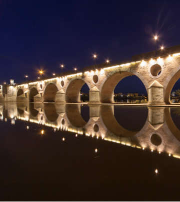 Ponte em Badajoz, Espanha, perfeitamente iluminada pela iluminação de exteriores da Philips