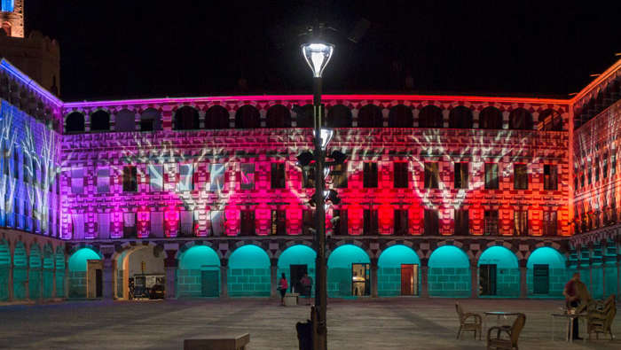 Iluminação dinâmica de última geração faz um edifício em Badajoz, Espanha sobressair