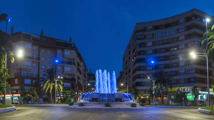 Praça com fonte iluminada pela iluminação Philips no âmbito do projeto Bastiões de Luz