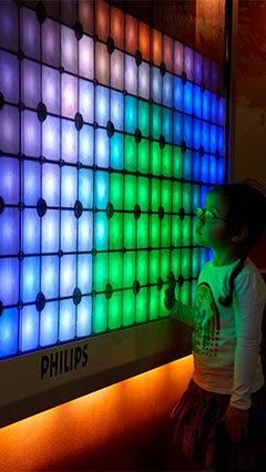 Uma criança com a Imagination Light Canvas da Iluminação Philips
