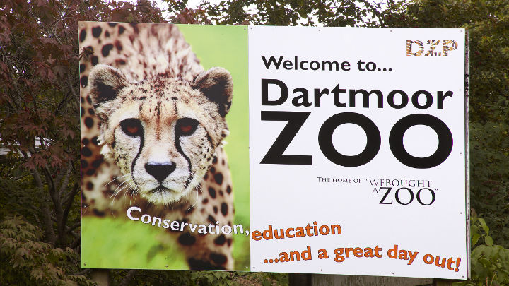  Sinalização de boas-vindas do restaurante do Jardim Zoológico de Dartmoor iluminada pela Iluminação Philips