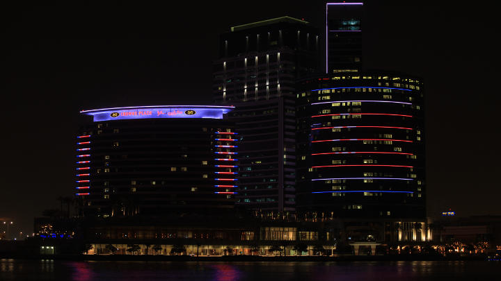 O aspeto dos Hotéis do Dubai melhorou com os tubos LED I‐Color Accent da Iluminação Philips, proporcionando uma vista apelativa à fachada