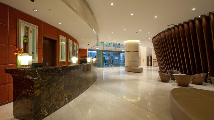 A área da receção dos Hotéis do Dubai iluminada pela Iluminação Philips