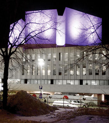 A iluminação com projetores ColorReach chama a atenção para o belo edifício do Finlandia Hall