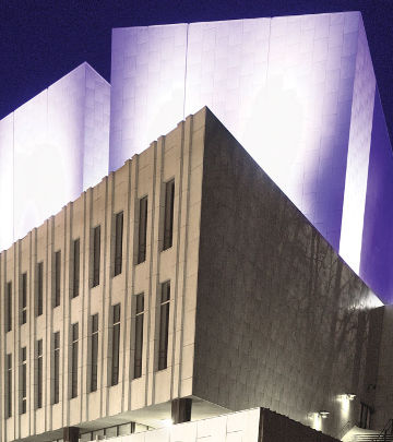Com a ajuda da iluminação arquitetural Philips, o Finlandia Hall passou a ser o lar de belas apresentações de luz