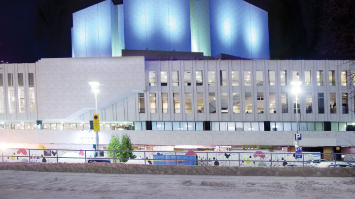 A iluminação arquitetural Philips instalou luzes economizadoras impressionantes no exterior do Finlandia Hall