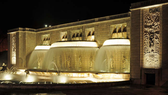 A iluminação de fontes Philips transforma a Fonte Monumental num monumento incrível à noite