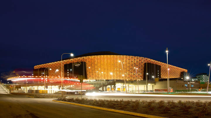 O exterior impressionante do Friends Arena, na Suécia, iluminado pela iluminação Philips