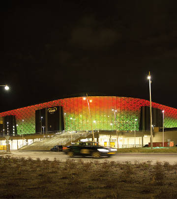 Fachada com variação de cor no Friends Arena, Suécia