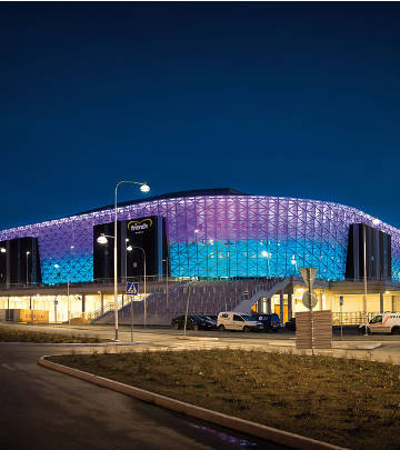 Fachada impressionante com variação de cor no Friends Arena, Suécia, iluminado pela Philips