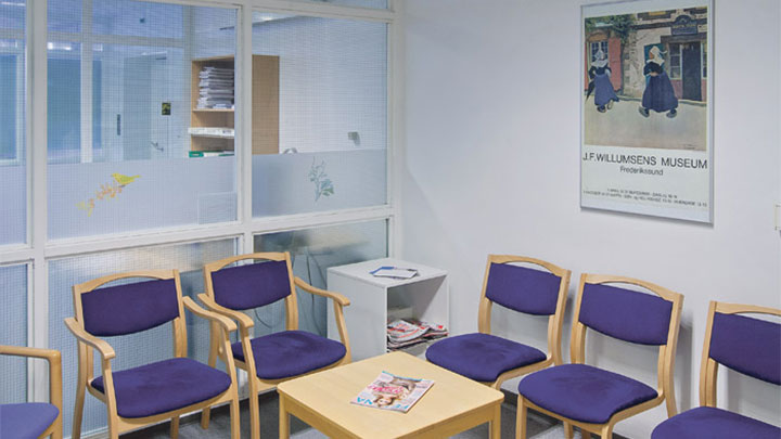  Esta sala de espera no Hospital de Holbaek, Dinamarca, é iluminada pela iluminação encastrada Philips para cuidados de saúde