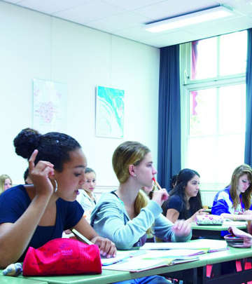 Os alunos estão a interagir bem com a definição de energia Philips SchoolVision na Jan van Brabant College, Países Baixos