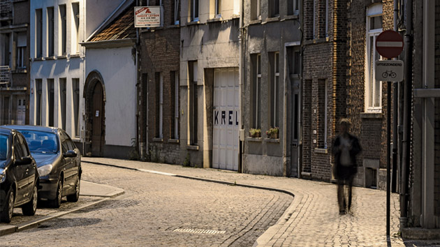 Rua do centro urbano histórico de Mechelen iluminada por iluminação Philips