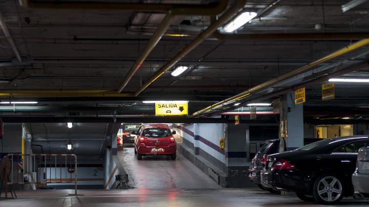 Um automóvel sai do parque de estacionamento do NH Hoteles, o qual utiliza iluminação LED economizadora Philips