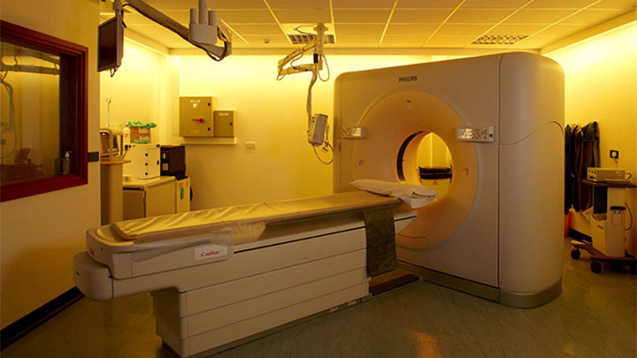 As RM são realizadas nesta sala de exames do Hospital Princesa Alexandra, iluminada através da iluminação hospitalar Philips