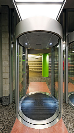 A entrada do Provinzial Rheinland Versicherung AG utiliza soluções de iluminação modernas da Philips