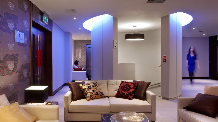 As luzes na sala de estar do Hotel Rafayel proporcionam uma experiência ímpar e memorável aos hóspedes através da luz