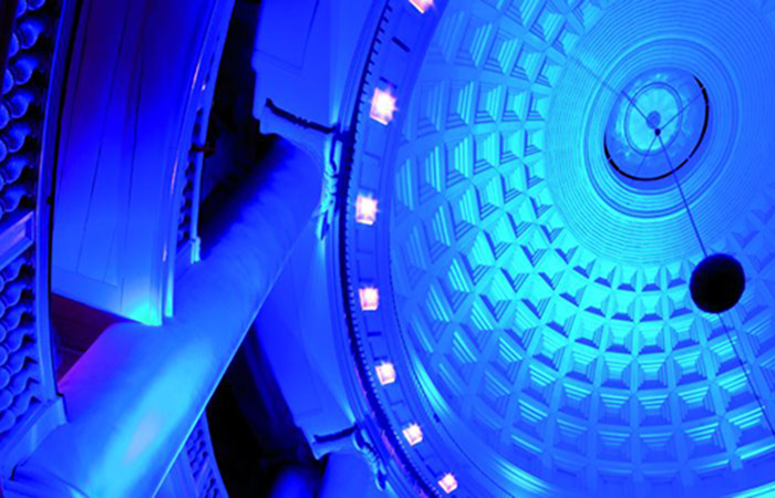 O teto, iluminado pela iluminação decorativa Philips, reflete uma tonalidade azul no Hotel Renaissance