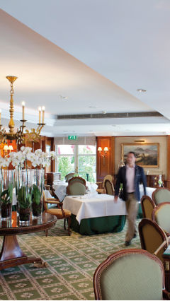 Os produtos de iluminação Philips para hotelaria no Restaurante La Rive são ajustáveis, o que os torna mais sustentáveis