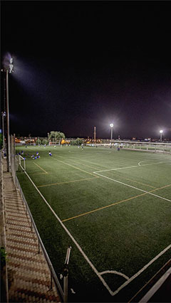 Campo desportivo em Rivas, Espanha, iluminado pela Philips
