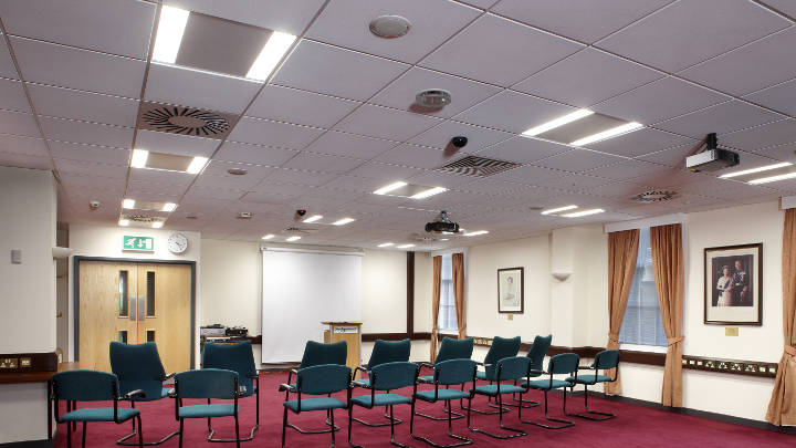 Sala de conferências do Conselho Distrital de Sedgemoor iluminada por luzes encastradas CoreLine da Iluminação Philips