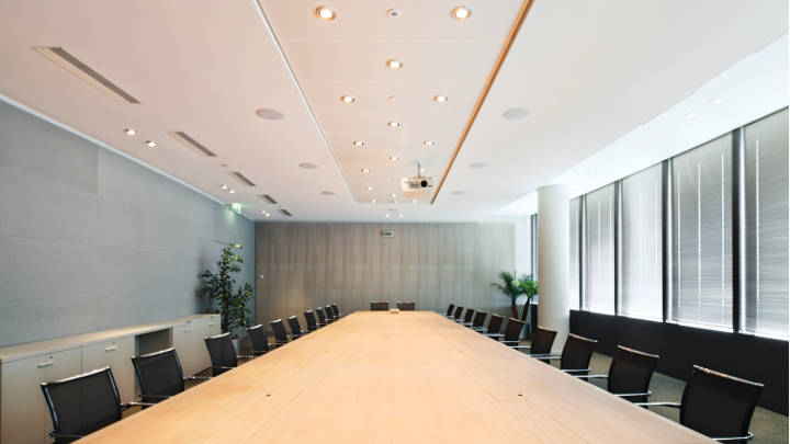 Sala de reuniões num escritório da Torre Sequana, iluminada por iluminação de escritório Philips, a qual reduz o consumo de energia