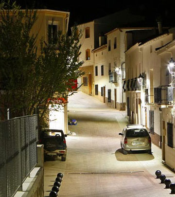 Uma rua estreita na cidade de Salobre bem iluminada com a iluminação de rua Philips