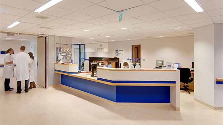 A área da receção do UMCG utiliza uma iluminação economizadora, graças à iluminação hospitalar Philips