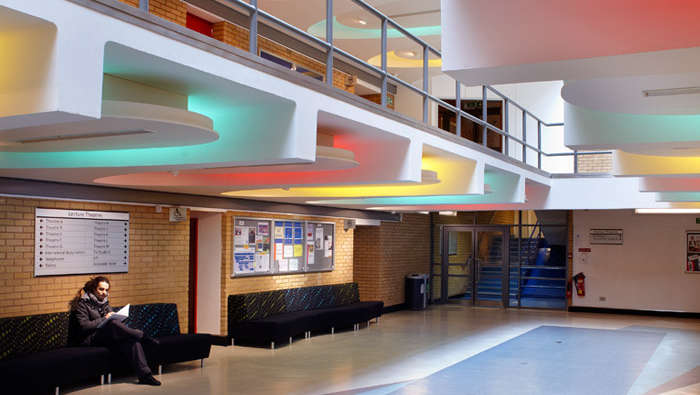 A Iluminação Philips ajuda a proporcionar uma iluminação economizadora e apelativa ao átrio da Universidade de Surrey
