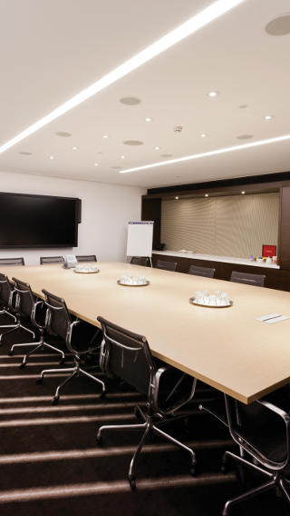 Esta sala de reuniões da Westfield Sydney utiliza controlos de iluminação de escritório Philips para ajudar a poupar energia