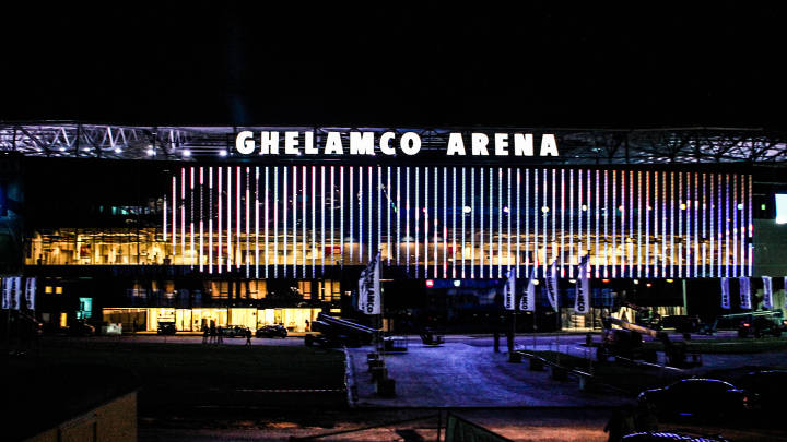 O Ghelamco Arena, incluindo a fachada, é espetacularmente iluminado por iluminação Philips para exterior e campos desportivos