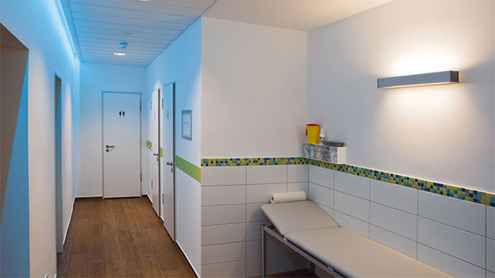 Um corredor na Unidade de Radiologia de Greifswald iluminado com a iluminação Philips energeticamente eficiente