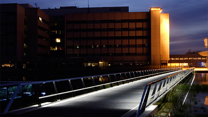 Ponte no High Tech Campus, iluminada de forma eficaz por iluminação exterior Philips