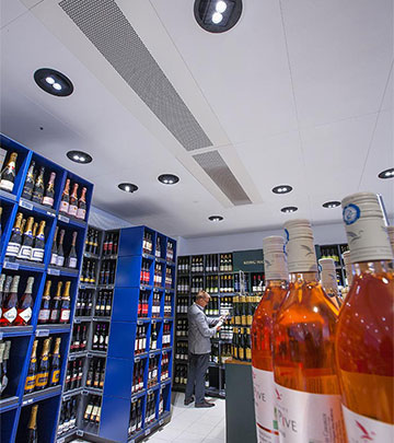 Contraste e brilho excecionais na secção de vinhos do supermercado Irma, pelos produtos de iluminação Philips