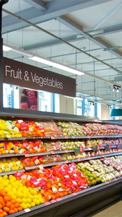 As frutas e legumes têm um aspeto fresco com a iluminação Philips para supermercados