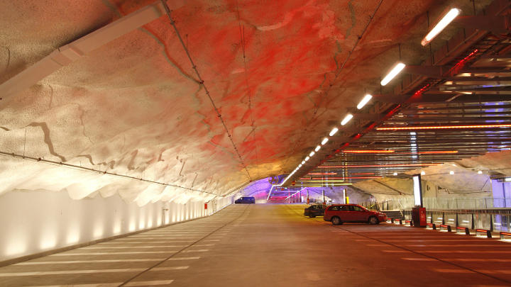 As luzes com cores diferentes da garagem P-Hämppi ajudam os condutores a recordar onde estacionaram o automóvel