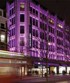 O armazém britânico House of Fraser, em Londres, exibe uma iluminação da fachada