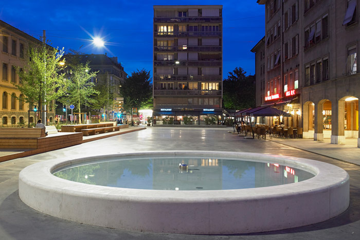 Praça bem iluminada em Genebra, Suíça, por iluminação urbana Philips
