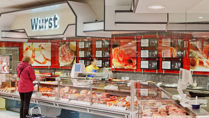 Secção de carne no supermercado Edeka bem iluminada com o Philips LuxSpace Accent Rose LED