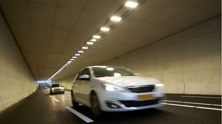 Mantenha-se informado com uma instalação de iluminação segura e funcional | Iluminação inteligente para túneis