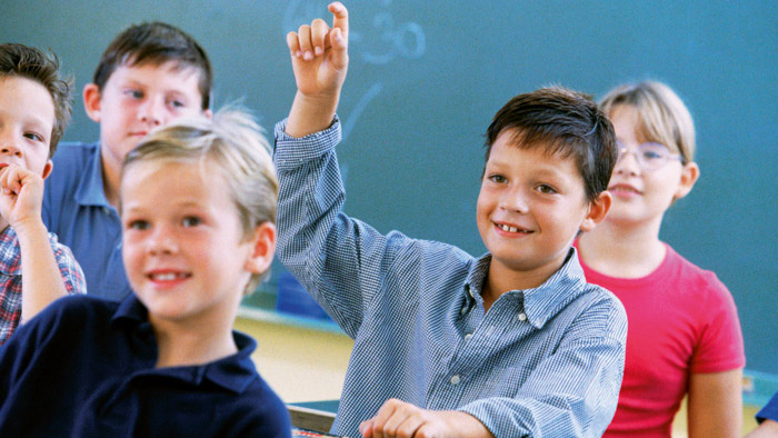 Crianças numa sala de aula iluminada de forma eficaz com iluminação dinâmica Philips
