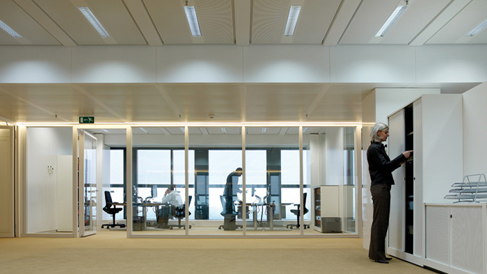Área de escritório iluminada com iluminação dinâmica Philips