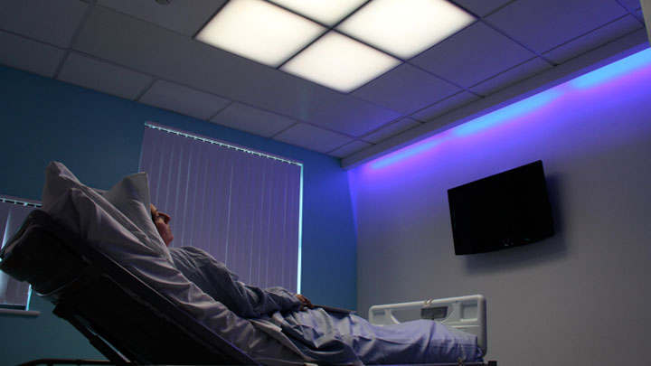 A iluminação de quartos dos pacientes HealWell da Philips Lighting promove os ritmos de sono dos doentes, o que ajuda a melhorar os resultados dos cuidados de saúde