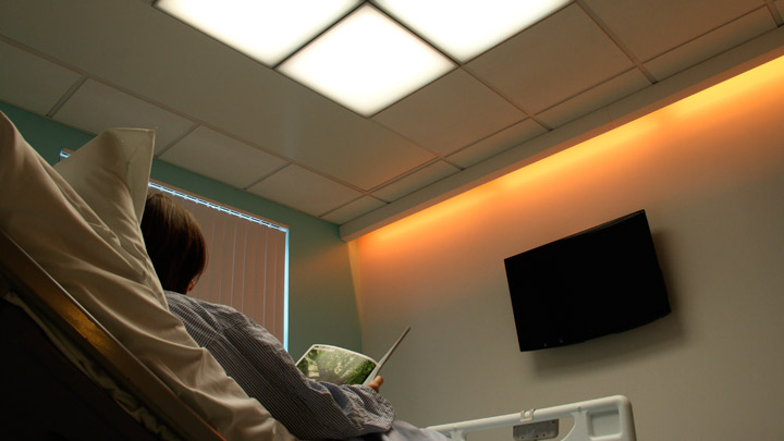 A iluminação em sanca LED HealWell da Philips Lighting melhora a experiência do doente com uma luz com variação de cor que promove ritmos de sono