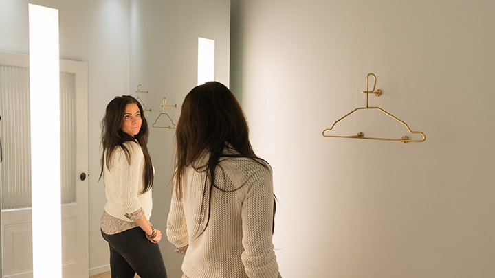 Provador PerfectScene da Philips Lighting: luzes de espelho de provador que ajudam os clientes a fazer compras mais inteligentes