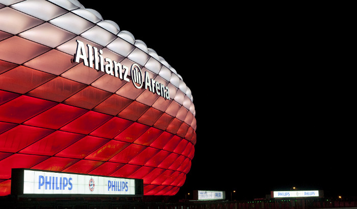 Allianz Arena com luzes vermelhas à noite