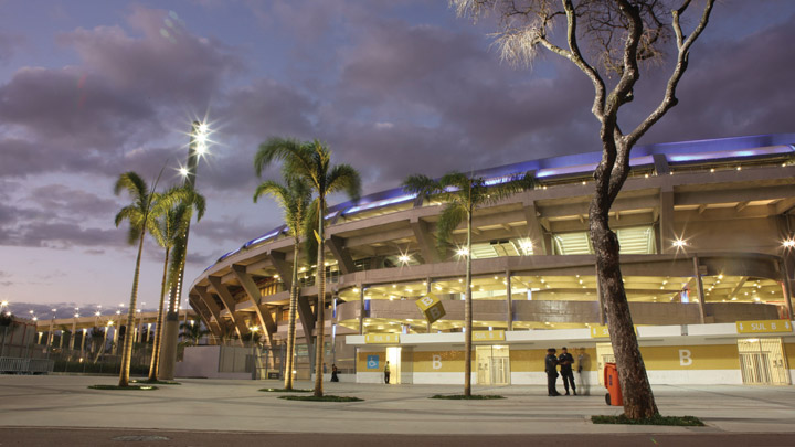Melhore a segurança e crie emoção antes de os adeptos entrarem no recinto – iluminação de projeção para arenas desportivas