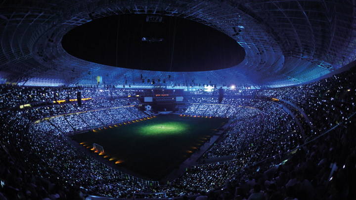 Estádio de futebol sob as luzes – experiência de arena